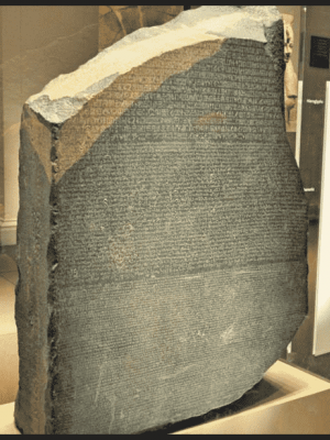 Το μυστήριο της στήλης της Ροζέττας: Πώς τα αρχαία ελληνικά αποκρυπτογράφησαν τα ιερογλυφικά της Αιγύπτου