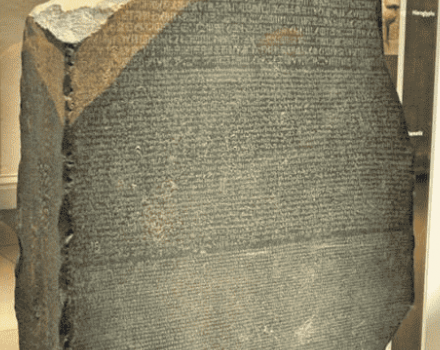Το μυστήριο της στήλης της Ροζέττας: Πώς τα αρχαία ελληνικά αποκρυπτογράφησαν τα ιερογλυφικά της Αιγύπτου