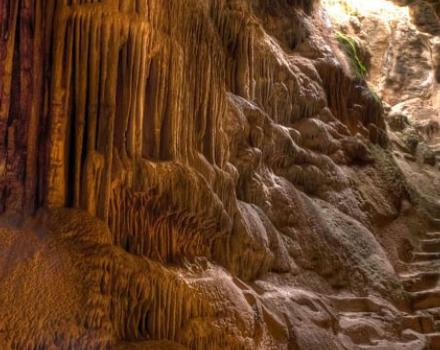 Μοναδικό σπήλαιο με αρχαιοελληνικά γλυπτά
